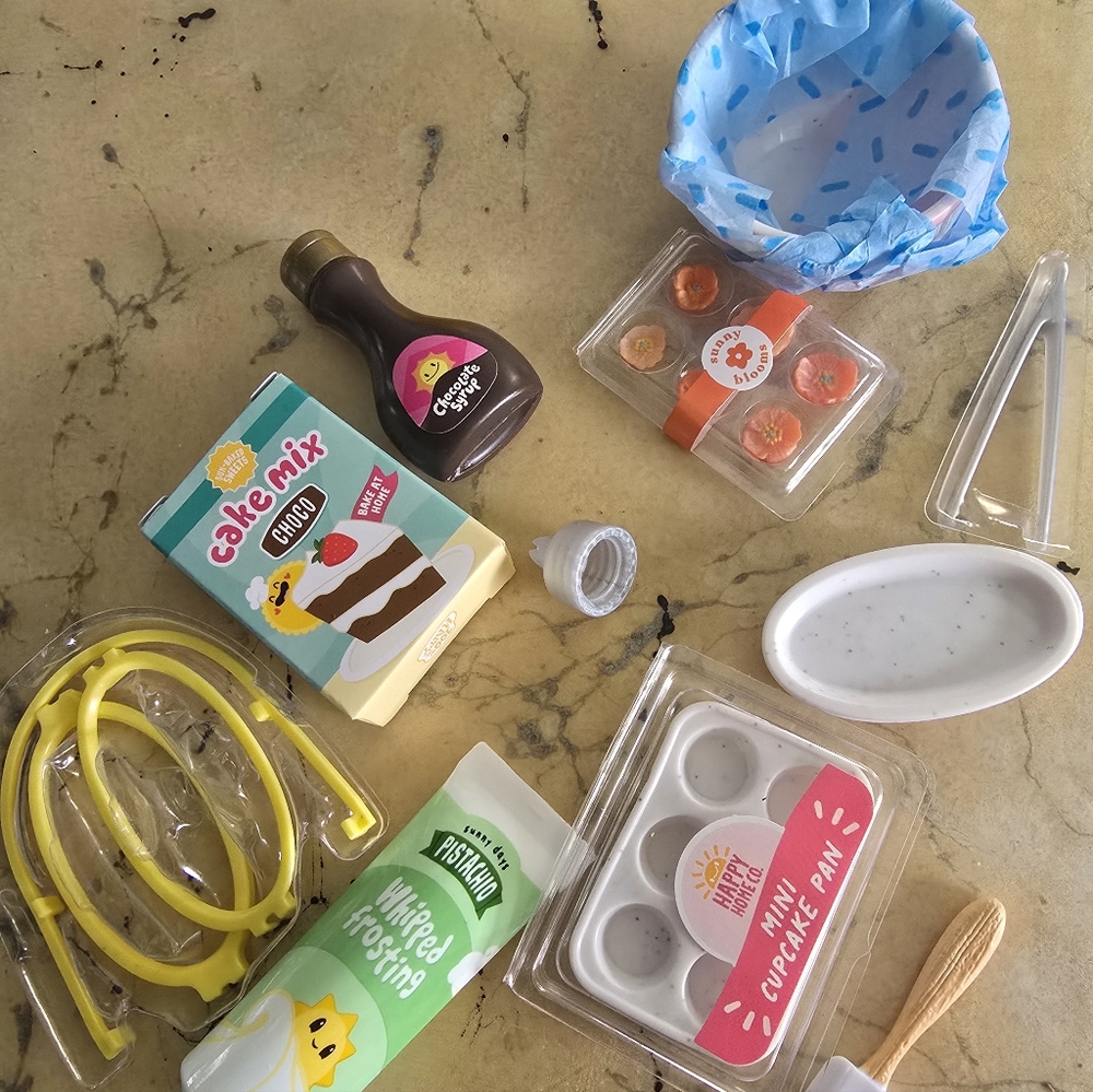 MGA Miniverse Make It Mini From Scratch Choco Pistachio Cupcakes